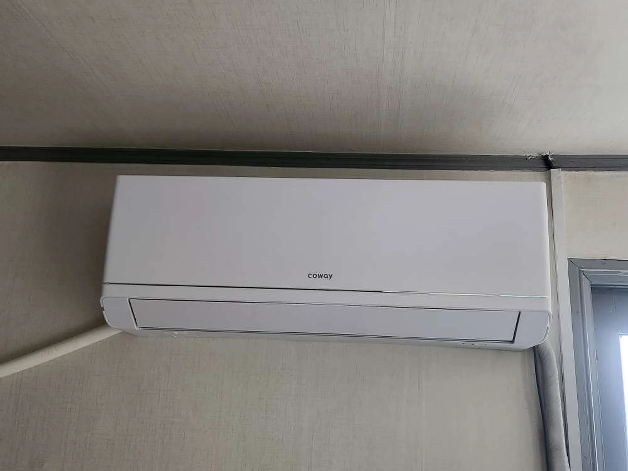 코웨이 벽걸이에어컨 10평형 거실 설치 현장
